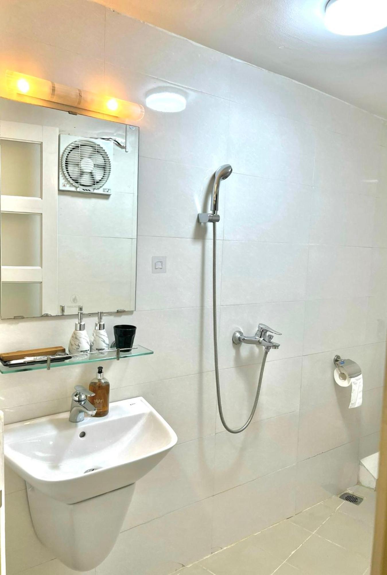 האנוי Nice Room Located Right Next To The Old Quarter Can Phong Nhieu Anh Sang Tai Ngay Gan Pho Di Bo Ho Guom מראה חיצוני תמונה
